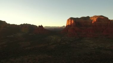 Sedona Çan Kayası ve Adliye Sarayı. Sonoran Çölü, Arizona ABD İzleme Merkezi.