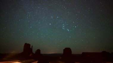 Monument Valley Orionids Meteor Yağmuru Kulübeler Üzerinde, Doğu ve Batı Mitten Butte Güneybatı ABD