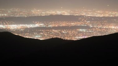 San Gabriel Dağı Ulusal Anıtı 'ndan Los Angeles Şehir Işıkları Görüldü ABD Pan Solu