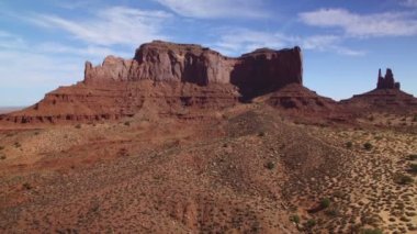 Monument Valley Brigham 'ın Mezarı ve Tahtı üzerindeki Kral Butte Güneybatı Çölü ABD İzleme Solu