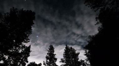 Yıldızlar ve Bulutlar Zaman Hızı San Gabriel Dağları Ulusal Anıtı Kaliforniya ABD Pan Solu