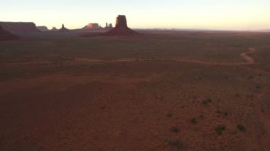 Monument Valley Sanatçısı Doğu Mitten Butte Günbatımı Hava Çekimi Güneybatı Çölü ABD