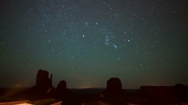Monument Valley Orionids Meteor Yağmuru Doğu ve Batı Mitten Güneybatı ABD Pan R Kabinlerinin Üzerinde