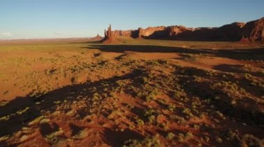 Anıt Vadisi Günbatımı Totem Kutbu Kaya oluşumunun Hava Çekimi Güneybatı ABD Kum Tepeleri