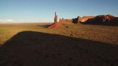 Anıt Vadisi Günbatımı Totem Kutbu Kaya oluşumunun Havadan Çekimi Güneybatı ABD İleri