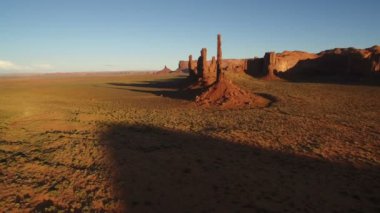 Anıt Vadisi Günbatımı Totem Kutbu Kaya oluşumunun Havadan Çekimi Güneybatı ABD İleri