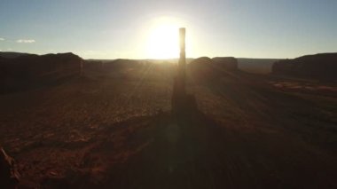 Anıt Vadisi Günbatımı Totem Kutbu Kaya oluşumunun Hava Çekimi Güneybatı ABD Gün Işığı Uçarken