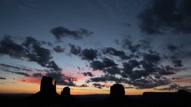 Monument Valley Sunrise Time Lapse Güneybatı ABD Eğiliyor