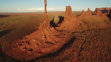 Anıt Vadisi Günbatımı Hava Çekimi Totem Kaya Formasyonu Güneybatı ABD İleri Uçuşu