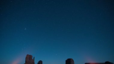 Anıt Vadisi Orion Doğu ve Batı Mitten Üzerinde Yükseliyor ve Merrick Butte Güneybatı ABD TIlt Down