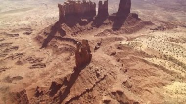 Tahtındaki Anıt Vadisi Kralı ve Posta Arabası Butte Güneybatı Çölü ABD İleri Eğilimi