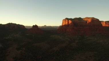 Sedona Çan Kayası ve Adliye Sarayı. Sonoran Çölü, Arizona Amerikan Dönüşümlü Havacılık.