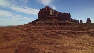 Tahtındaki Anıt Vadisi Kralı Butte Güneybatı Çölü ABD İniyor