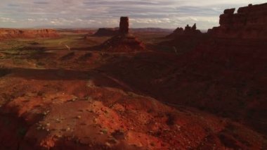 Tanrıların Vadisi, Havadan Vurulan Kulaklar Güneybatı Çöl Kanyonu ABD, Kanyonlar Arasında Uçuyor