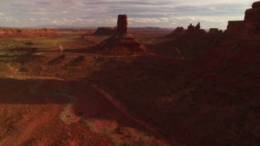 Tanrıların Vadisi, Havadan Vurulan Kulaklar, Güneybatı Çölünde, ABD, Kanyonlar Arasında Hızlı Uçuyor.