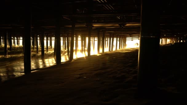 Ηλιοβασίλεμα Κάτω Από Σάντα Μόνικα Pier Man Περπάτημα Καλιφόρνια Ηπα — Αρχείο Βίντεο
