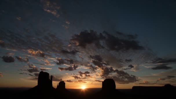 Monument Valley Dawn Sunrise Time Lapse Clouds Southwest Usa Tilt — Stock video