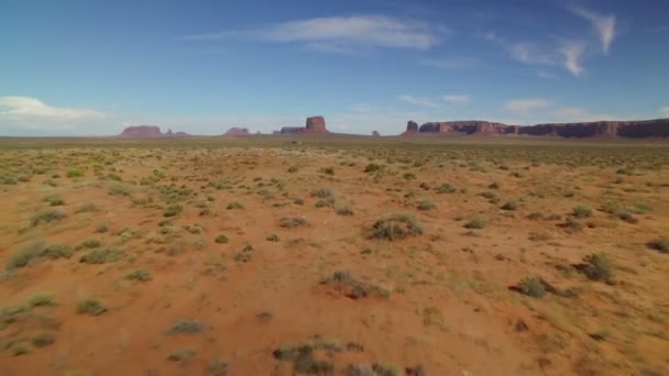Monument Valley Antenn Sköt Flyg Över Sydvästra Öknen Bushes Usa — Stockvideo