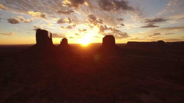 Monument Valley Soluppgång Över Östra Och Västra Mitten Och Merrick — Stockvideo