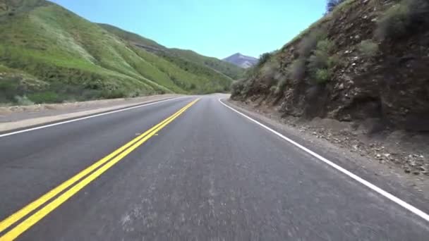 Modelo Condução Grassy Foothill Canyon Mountain Turn — Vídeo de Stock