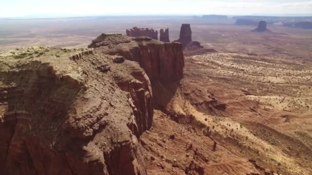 纪念碑谷布里格姆墓和斯塔哥奇墓美国西南部沙漠飞驰而过 — 图库视频影像
