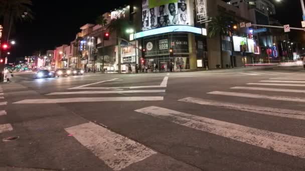 好莱坞和高地人行人行横道时间在美国加州泛R夜行 — 图库视频影像