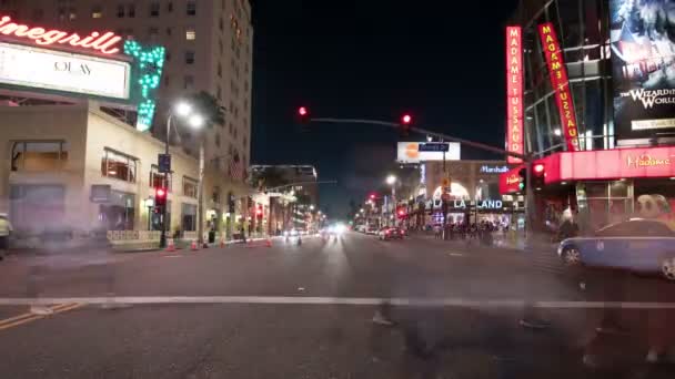 Hollywood Blvd Intersection Turyści Czas Ruchu Samochodowego Lapse Nocy Kalifornia — Wideo stockowe
