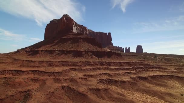 Monument Valley Brigham Tomb Butte Southwest Desert Eua Elevate Reveal — Vídeo de Stock