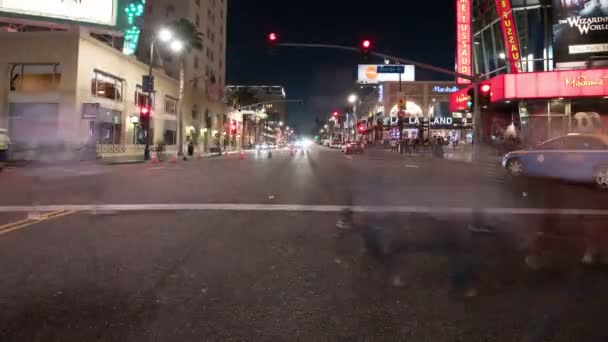 Hollywood Blvd Intersection Turyści Czas Ruchu Samochodowego Lapse Nocy Kalifornia — Wideo stockowe