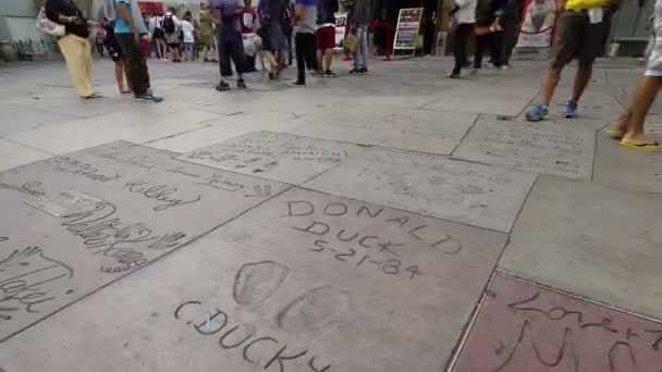 Hollywood Chinese Theater Handprints Time Lapse Toeristen Walking Californië Verenigde — Stockvideo