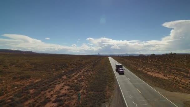 Monument Valley Och Motorväg Antenn Skott Hiss Till Pan Vänster — Stockvideo