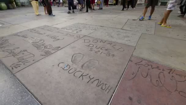 Hollywood Chinese Theater Handprints Time Lapse Toeristen Walking Californië Verenigde — Stockvideo