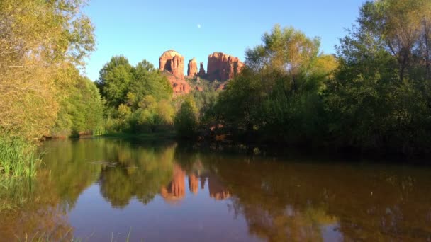 Sedona Cathedral Rock Reflektioner Floden Arizona Usa Time Lapse — Stockvideo