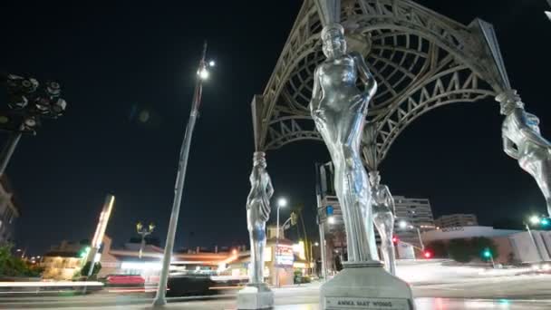 Hollywood Blvd Eixo Dolly Pan Quatro Senhoras Estátua Hollywood Gateway — Vídeo de Stock