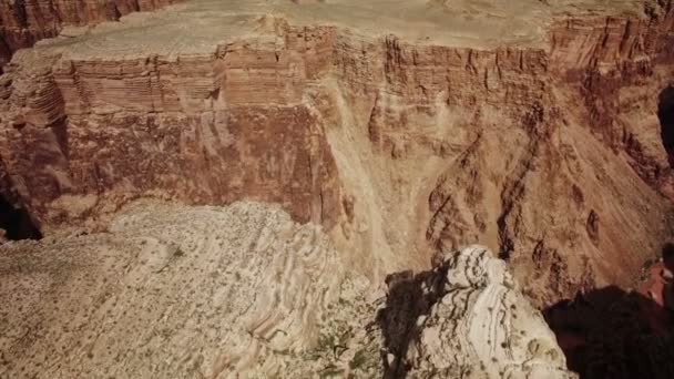 大峡谷空中射中小科罗拉多河峡谷纳瓦霍民族边景向前倾斜 — 图库视频影像
