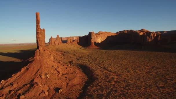 Monument Valley Sunset Aerial Shot Totem Pole Rock Formation Southwest — Vídeos de Stock