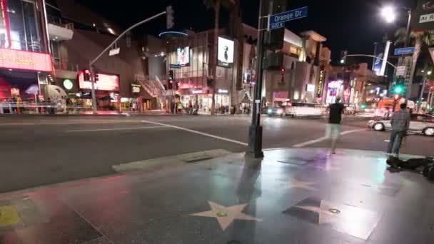 Hollywood Walk Fame Chinês Teatro Noite Tráfego Tempo Lapso Pan — Vídeo de Stock