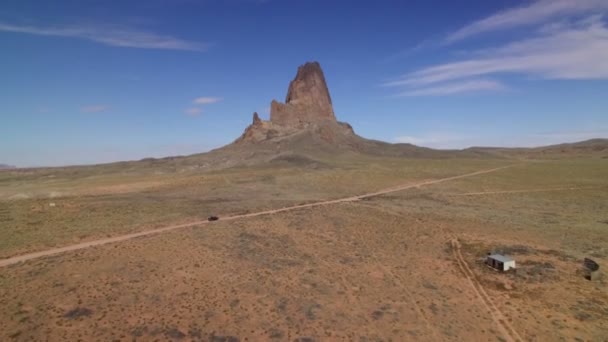 Monument Valley Agathla Peak Antenn Skott Sydvästra Öknen Usa Framåt — Stockvideo