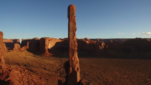 Monument Valley Sunset Aerial Shot Totem Pole Rock Formation Southwest — Vídeo de stock