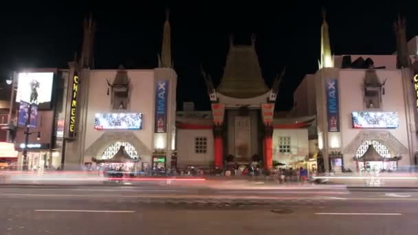 Hollywood Chinese Theater Traffic Passing Time Lapse Night Pan Californië — Stockvideo