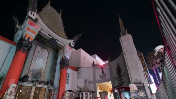 Hollywood Chinese Theater Eixo Dolly Pan Shot Night Time Lapse — Vídeo de Stock