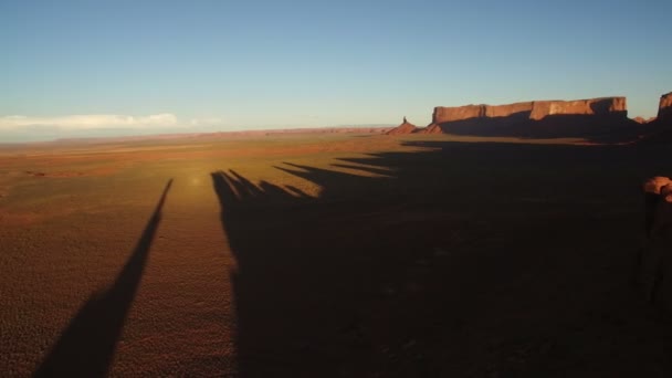 Monument Valley Sunset Aerial Shot Totem Pole Rock Formation Southwest — Vídeos de Stock