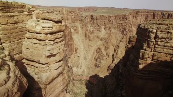 纳瓦霍民族的大峡谷空中射中小科罗拉多河峡谷在岩石之间穿梭 — 图库视频影像