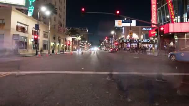 Hollywood Blvd Intersecção Turistas Carro Tráfego Tempo Lapso Noite Zoom — Vídeo de Stock