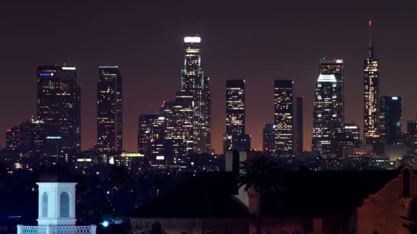 Los Angeles Downtown Skyline Von Hollywood Nacht Zeitraffer Pan Right — Stockvideo