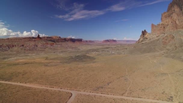 美国西南部沙漠Agathla峰空中射精右旋纪念碑谷 — 图库视频影像