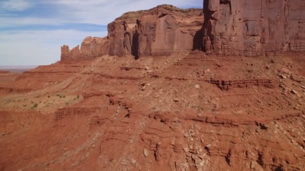 Monument Valley Brigham Tomb Butte Southwest Desert Usa Fly – stockvideo