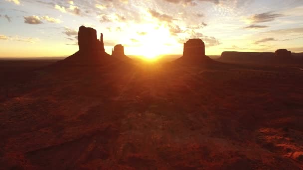 纪念碑谷日出覆盖东米坦和西米坦和梅里克 巴特空中射向美国西南部低洼地区 — 图库视频影像