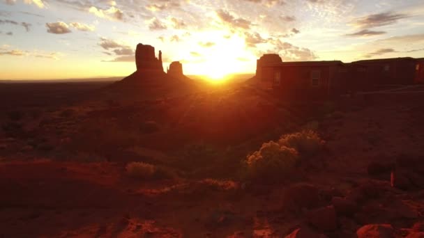 Monument Valley Sonnenaufgang Über East West Mitten Und Merrick Butte — Stockvideo