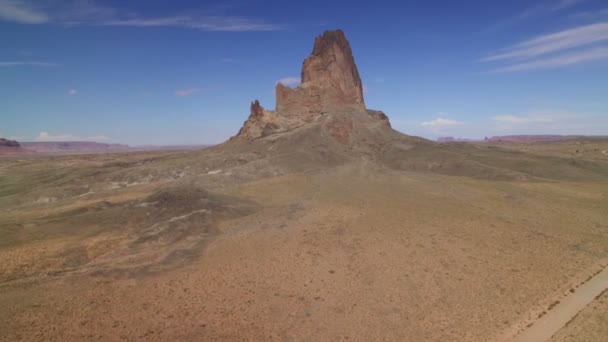 Monument Valley Agathla Peak Aerial Shot Southwest Desert Usa Elevate — Video Stock